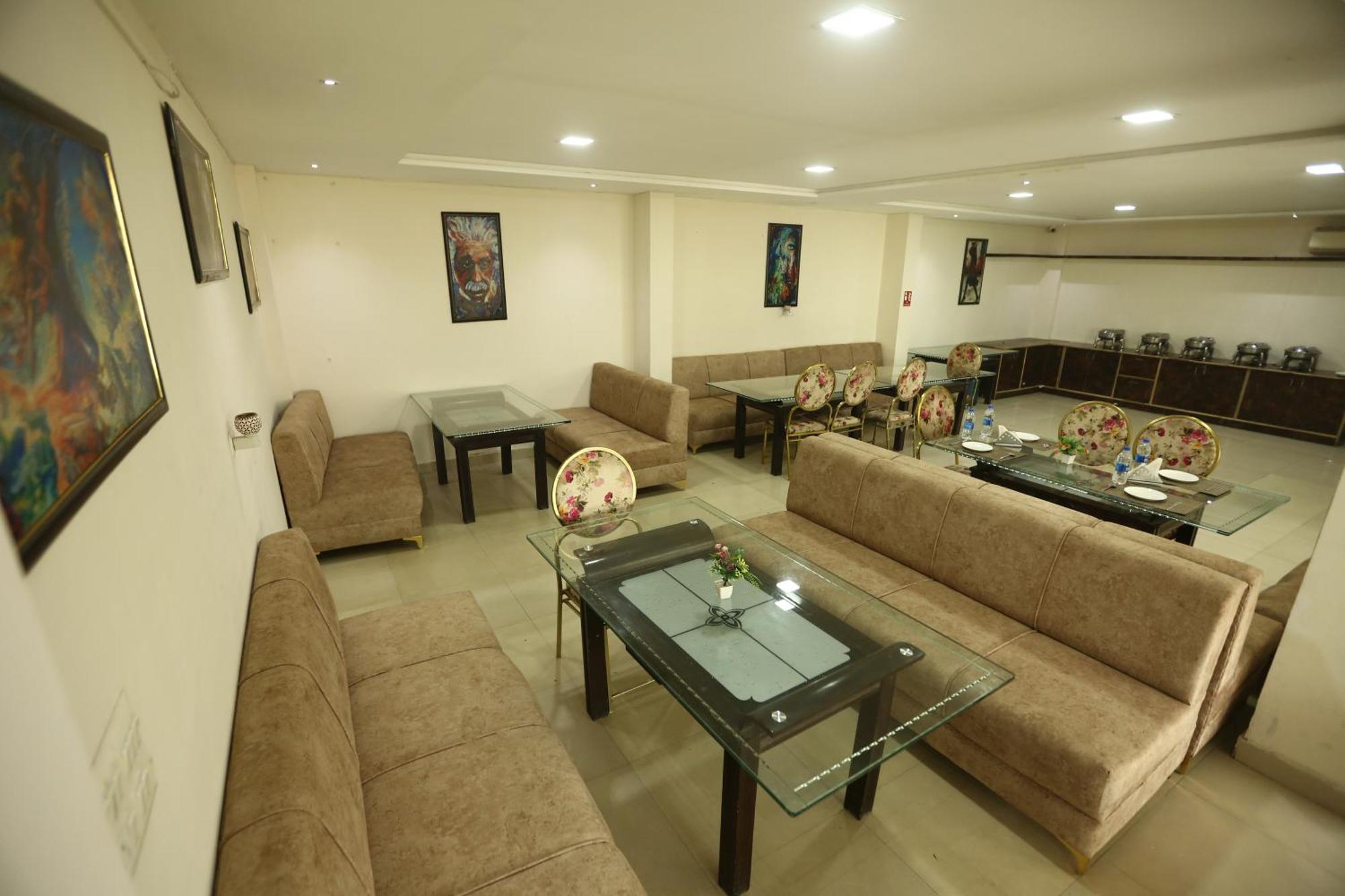24 Hotel & Resort Агра Екстериор снимка