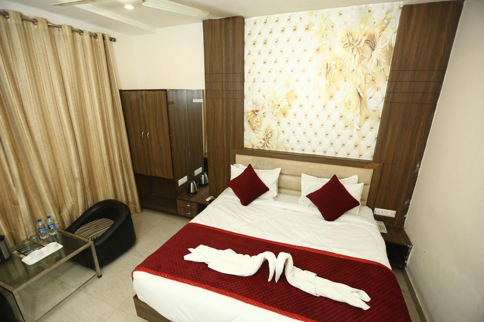 24 Hotel & Resort Агра Екстериор снимка