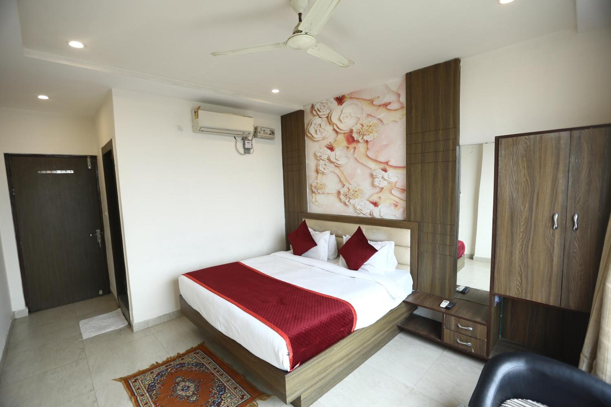 24 Hotel & Resort Агра Екстериор снимка