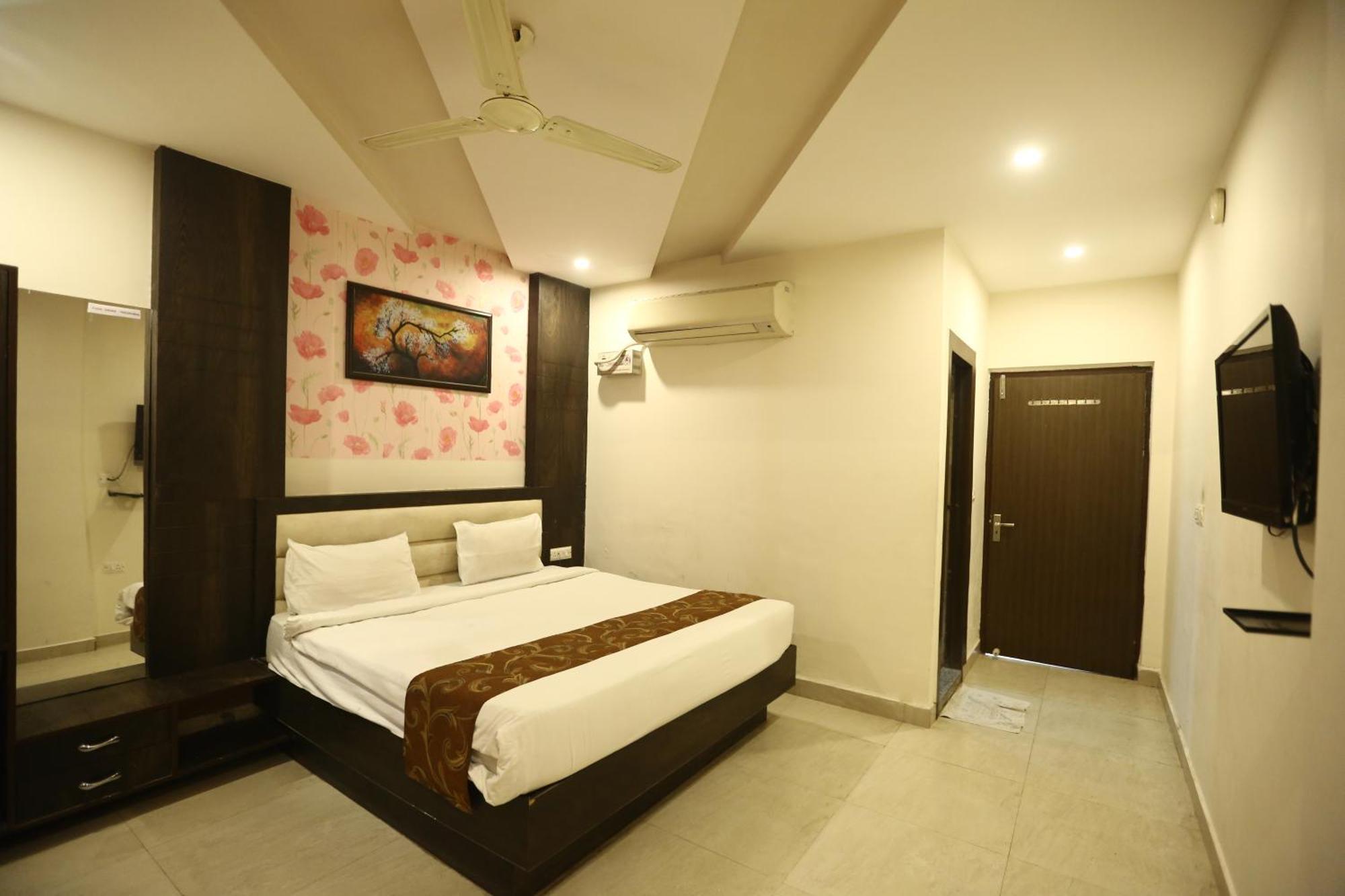 24 Hotel & Resort Агра Екстериор снимка
