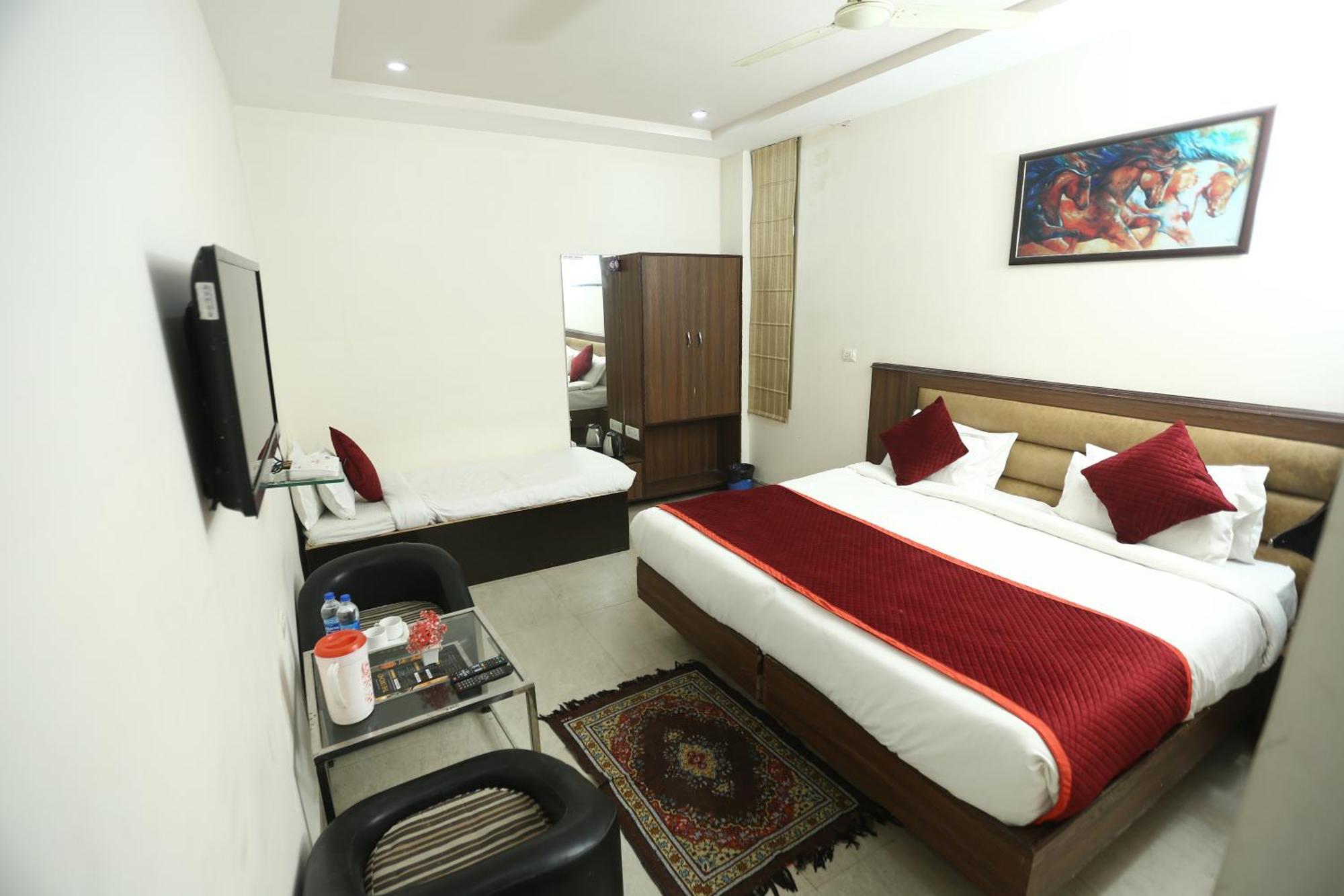 24 Hotel & Resort Агра Екстериор снимка
